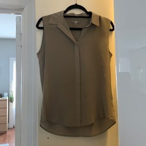 🤍 Uniqlo silk sleeveless button down 🤍